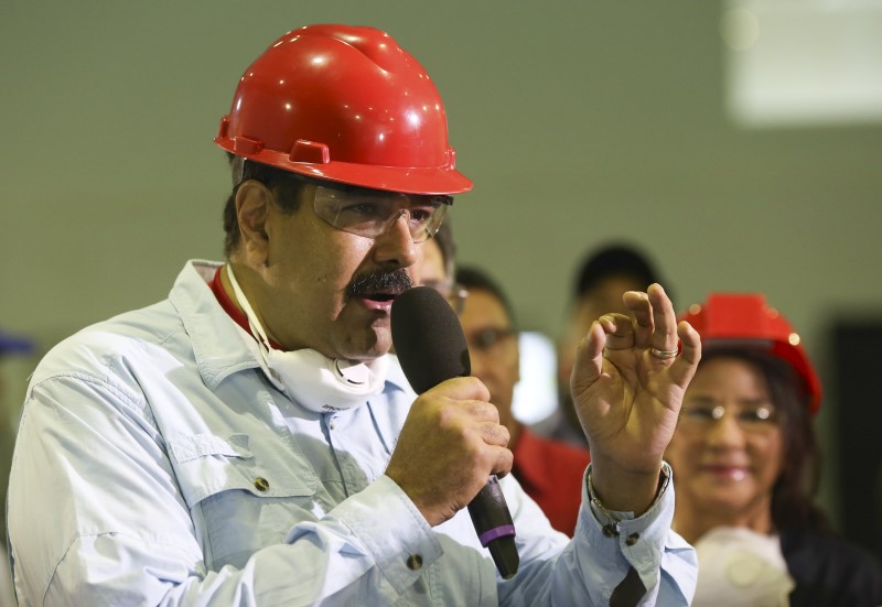 © Reuters. Presidente da Venezuela, Nicolás Maduro, discursa em cerimônia de inauguração de fábrica de tubos de PVC em Carabobo