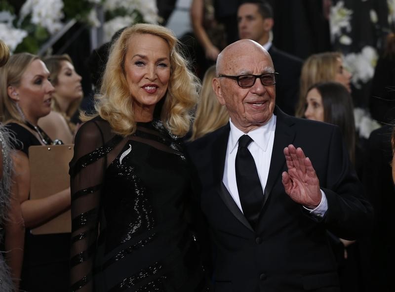 © Reuters. Modelo Jerry Hall e magnata da mídia Rupert Murdoch durante cerimônia de entrega do Globo de Ouro em Beverly Hills