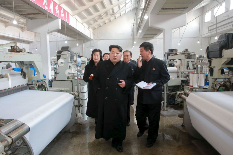 © Reuters. KCNA picture of North Korean leader Kim Jong Un providing field guidance to the Kim Jong Suk Pyongyang Textile Mill