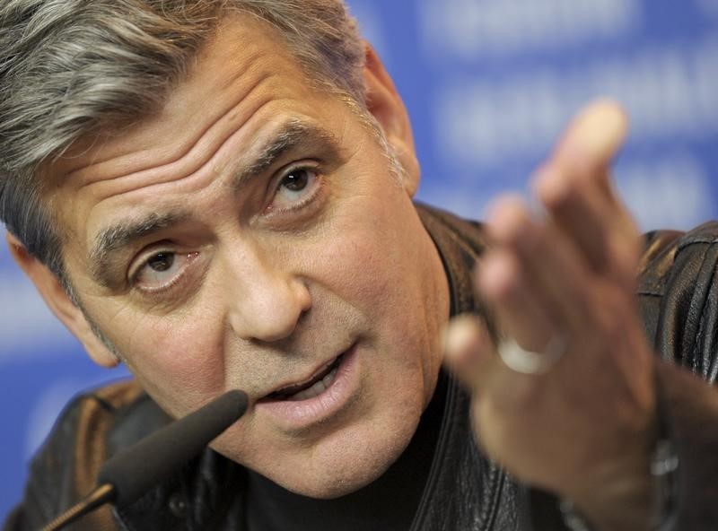 © Reuters. Clooney concede entrevista em Berlim