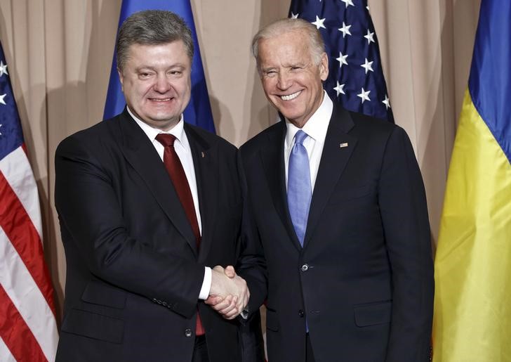 © Reuters. Ukraine's President Petro Poroshenko and U.S. Vice President Joe Biden pose for the media prior to meeting on the sidelines of the World Economic Forum in Davos, Switzerland