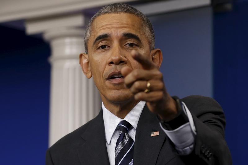 © Reuters. U.S. President Obama answers a reporter's question after delivering a statement on the economy in the press briefing room at the White House in Washington