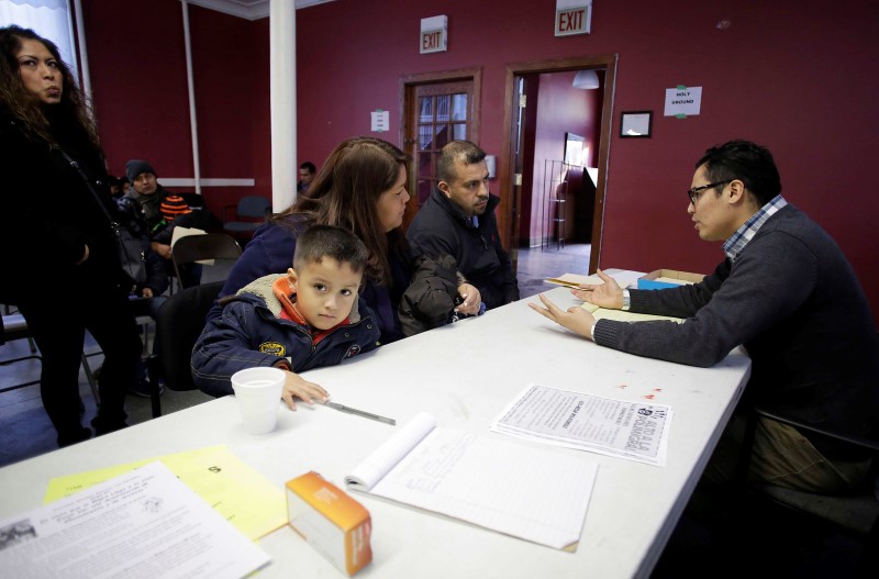 © Reuters. File photo of attorney John Antia talking to migrant family attending a workshop at Lincoln United Methodist Church in south Chicago