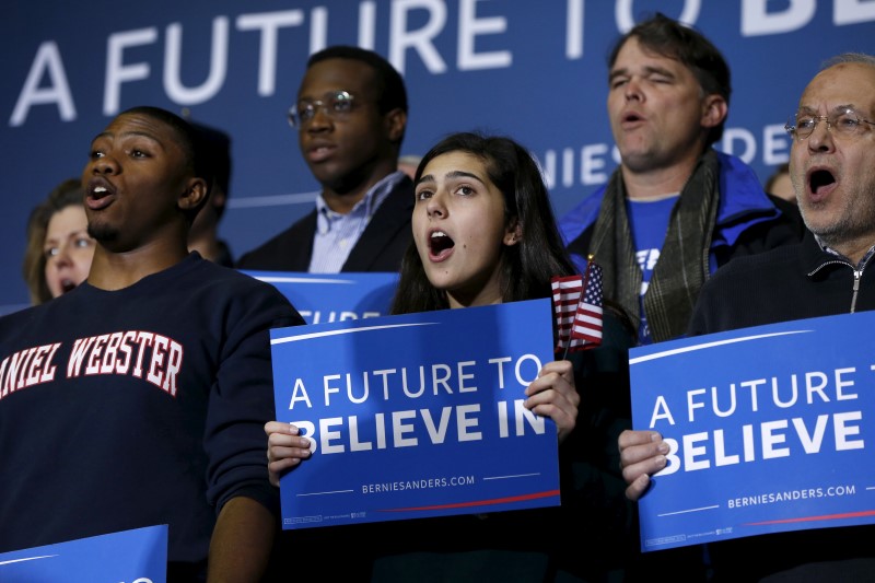 © Reuters. Supporters of Democratic U.S. presidential candidate Bernie Sanders  cheer during a rally at Daniel Webster College in Nashua, New Hampshire