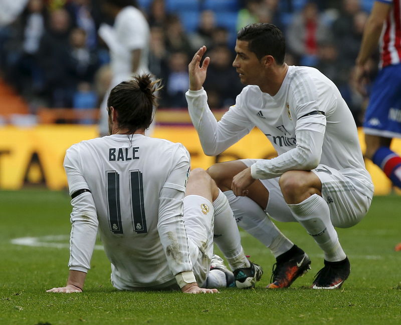 © Reuters. Bale se machuca em jogo do Real Madrid contra Sporting Gijón 