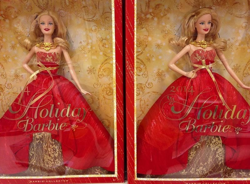 © Reuters. "Holiday Barbie" dolls are seen in the toy department of a retail store in Encinitas, California