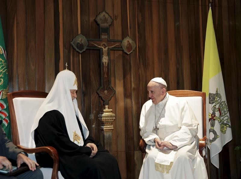 © Reuters. Patriarca ortodoxo russo Kirill e papa Francisco conversam em Havana