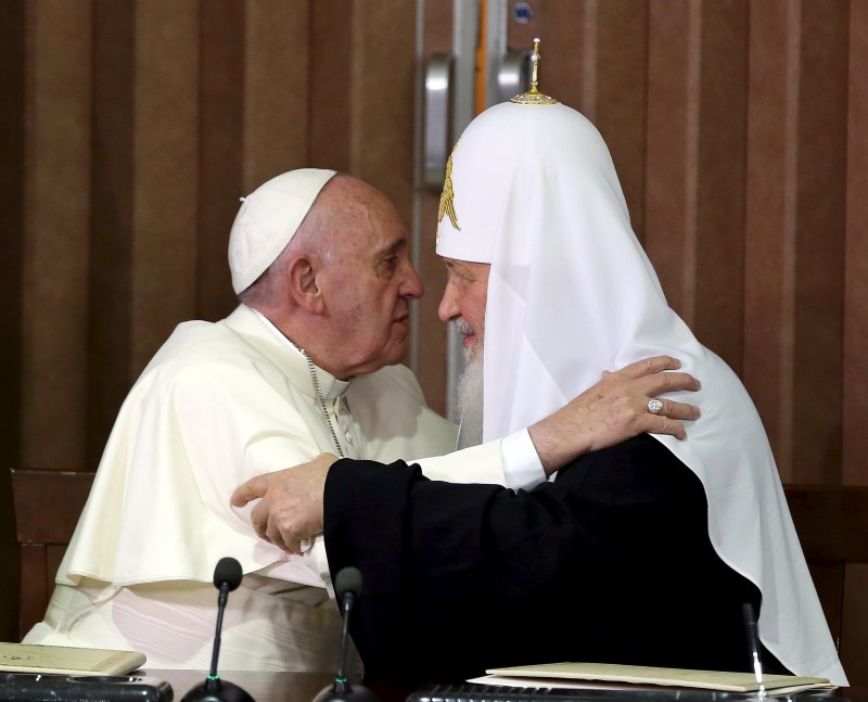 © Reuters. Pope Francis and Russian Orthodox Patriarch Kirill hug each other after signing agreements in Havana