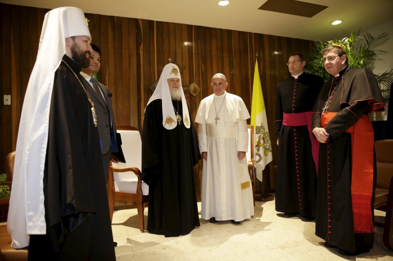 © Reuters. El Patriarca Kirill, jefe de la Iglesia Ortodoxa rusa (tercero desde la izquierda en la imagen), connversando con el Papa Francisco en La Habana