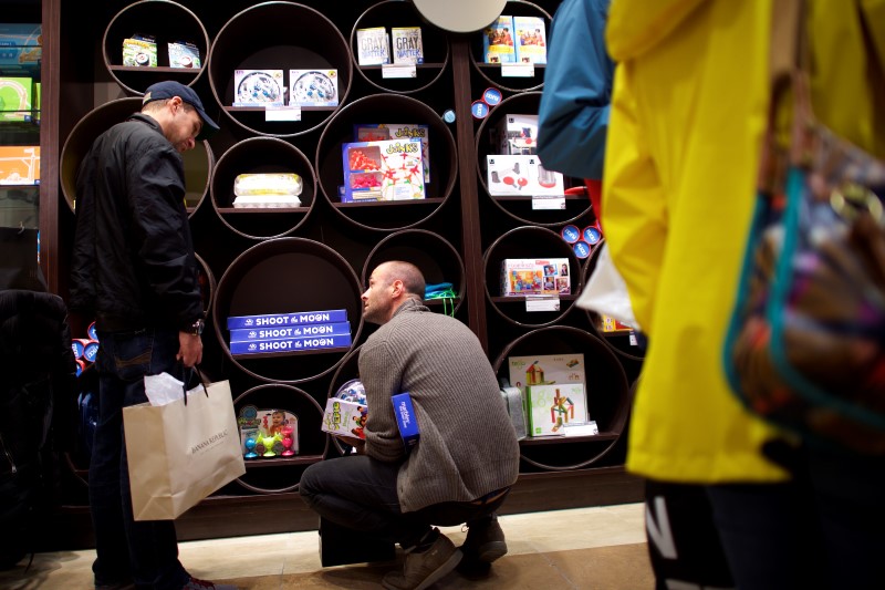 © Reuters. Unas personas realizando compras en un centro comercial en King of Prussia, EEUU