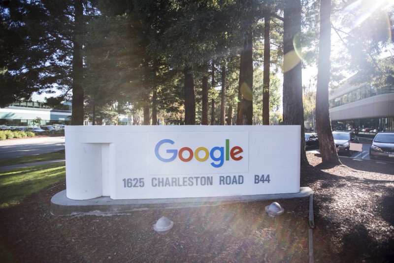 © Reuters. El nuevo logo de Google visto en la sede de la compañía en Mountain View, California