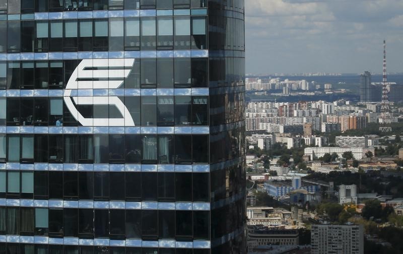 © Reuters. File photo of logo of VTB Group seen on the facade of the Federatsiya Tower at International Business Center in Moscow