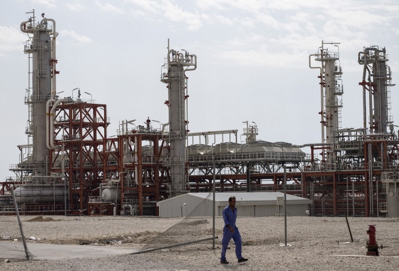© Reuters. Iranian worker walks at a unit of of South Pars Gas field in Asalouyeh Seaport, north of Persian Gulf