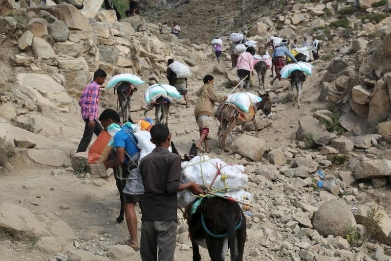 © Reuters. الصليب الأحمر يوصل مساعدات طبية لتعز اليمنية