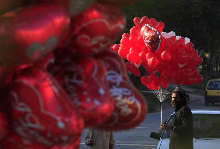 © Reuters. الرئيس الباكستاني يحث مواطني بلاده على تجاهل عيد الحب