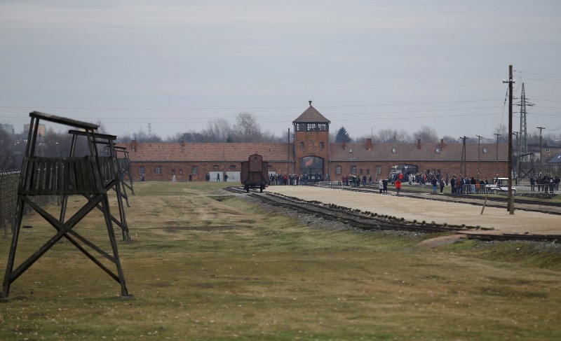 © Reuters. Visitors gather on the grounds of  the former Nazi German concentration and extermination camp Auschwitz-Birkenau near Oswiecim