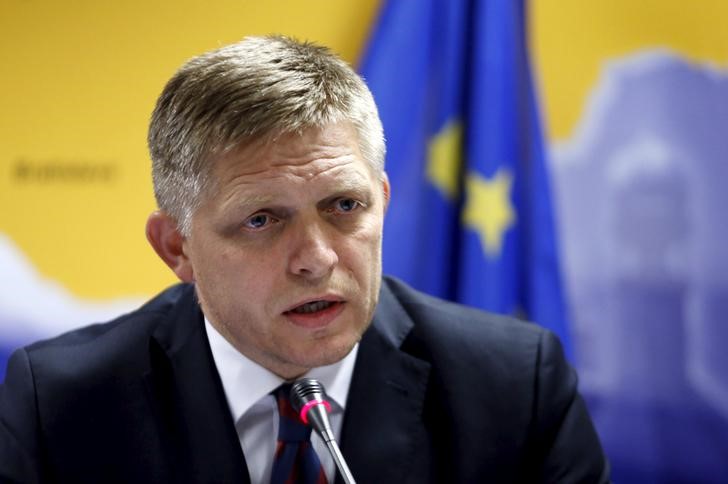 © Reuters. Slovakia's PM Fico addresses a news conference after a EU leaders extraordinary summit on the migrant crisis in Brussels