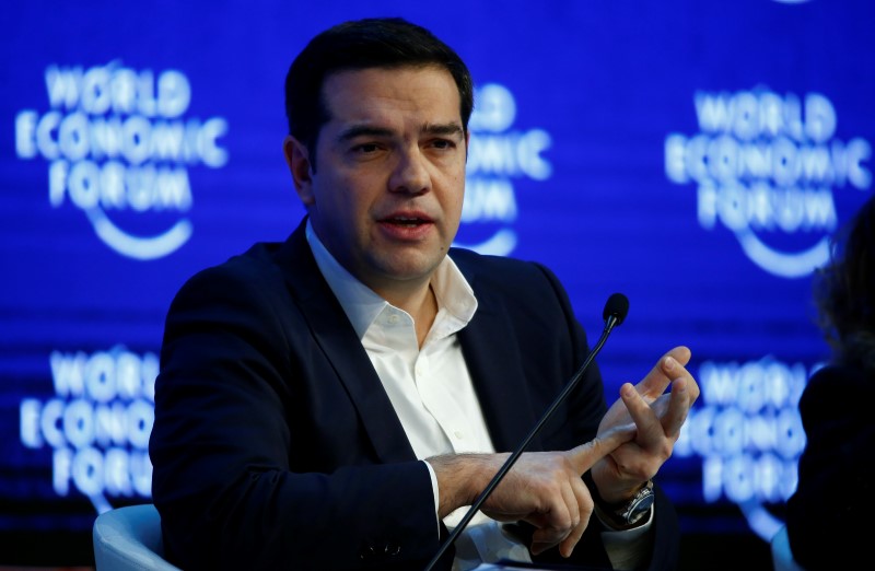 © Reuters. Greek Prime Minister Tsipras gestures during the session 'The Future of Europe' at the annual meeting of the World Economic Forum (WEF) in Davos