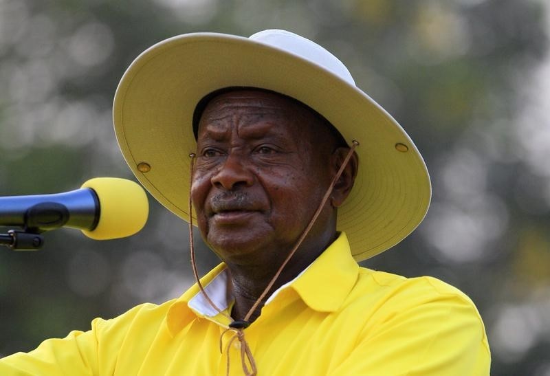 © Reuters. رئيس أوغندا يدافع عن سجله خلال مناظرة تلفزيونية قبل انتخابات الرئاسة