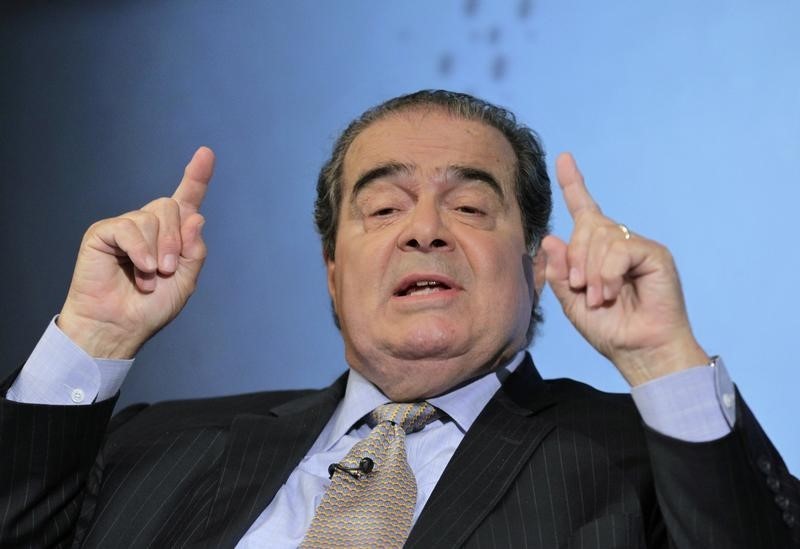 © Reuters. U.S. Supreme Court Justice Scalia speaks at a Reuters Newsmaker event in New York