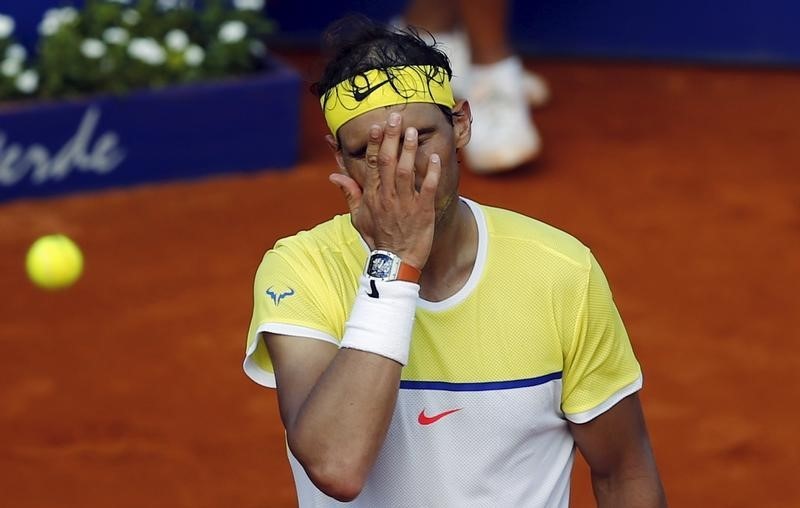 © Reuters. El tenista español Rafael Nadal se lamenta después de fallar un tiro durante el duelo de semifinales contra el austriaco Dominic Thiem en el ATP de Buenos Aires