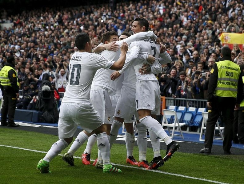 © Reuters. Futbolistas del Real Madrid celebran uno de los goles de Cristiano Ronaldo en el triunfo 4-2 ante el Athletic Bilbao.