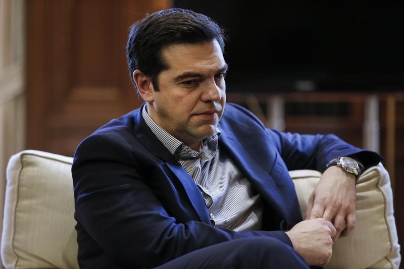 © Reuters. Primer ministro griego, Alexis Tsipras, durante una reunión con el alcalde de Piraeus, Yannis Moralis, en su despacho en Atenas