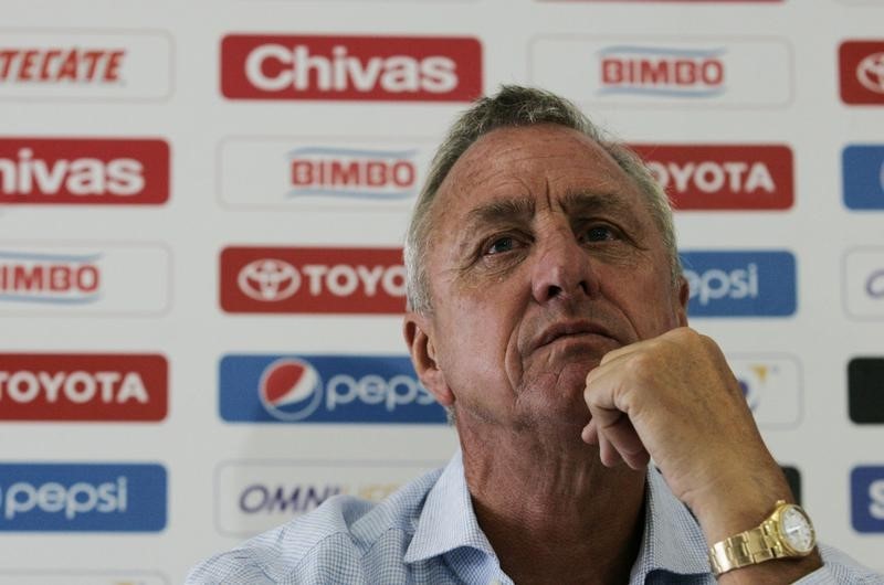 © Reuters. Cruyff dice estar ganando 2-0 su batalla contra el cáncer