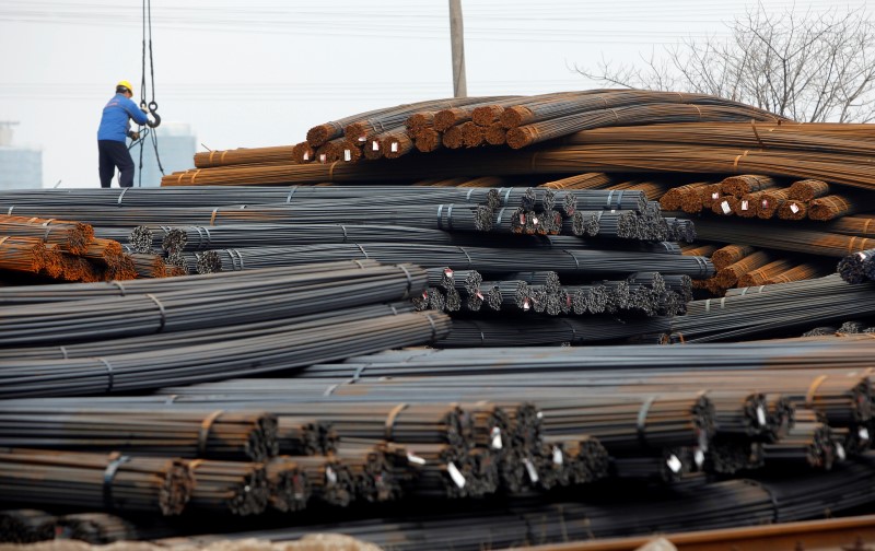 © Reuters. A labourer works at a steel market in Shanghai