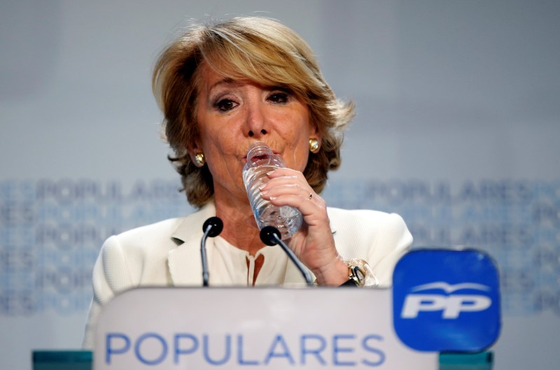 © Reuters. Aguirre dimite como líder del PP en Madrid tras reciente escándalo corrupción