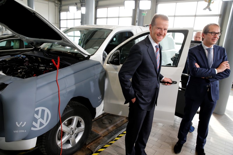 © Reuters. Chairman of Volkswagen's passenger cars brand Diess and German Transport Minister Dobrindt stand next to Amarok car at VW dealer in Berlin