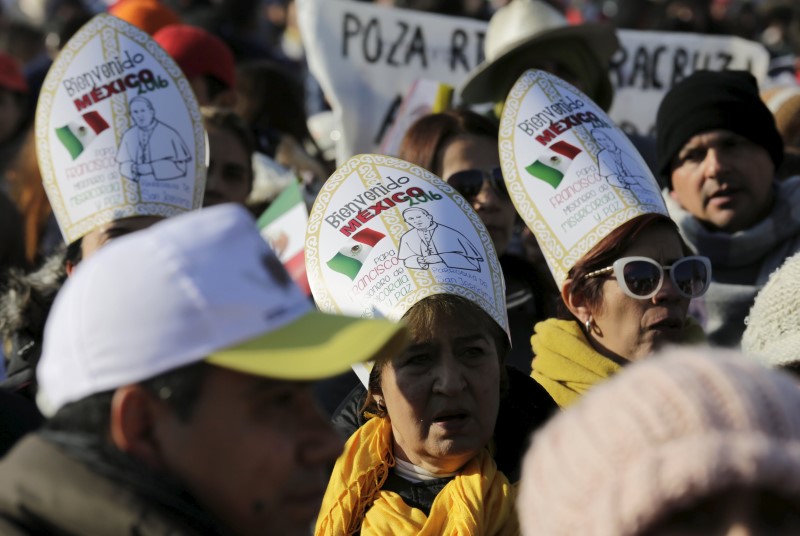© Reuters. El Papa dará aliento a marginado municipio de México en multitudinaria misa