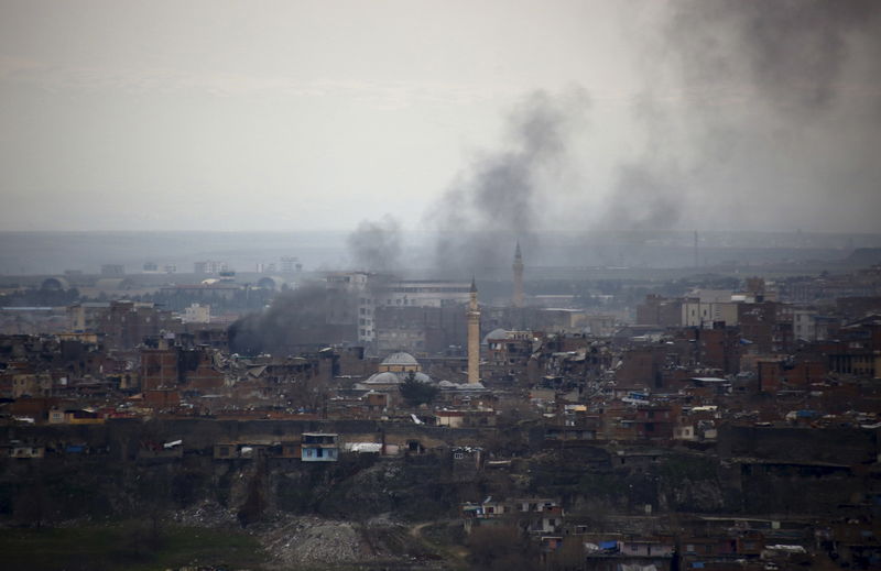 © Reuters. فرنسا تدعو تركيا لوقف قصف مناطق الأكراد في سوريا