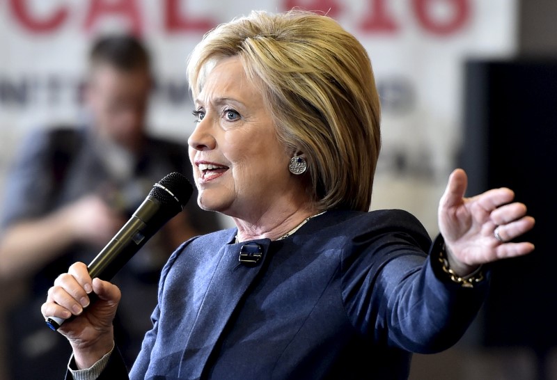 © Reuters. U.S. Democratic presidential candidate Hillary Clinton speaks during a campaign rally at the International Union of Painters and Allied Trades (IUPAT) training center in Henderson