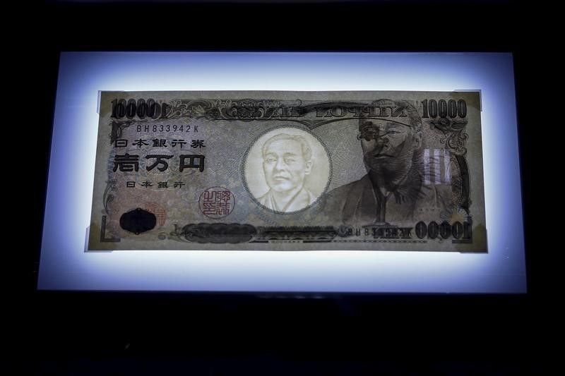 © Reuters. A 10,000 yen bill is seen on display on top of a light panel to make its security features visible at the Currency Museum of the Bank of Japan in Tokyo