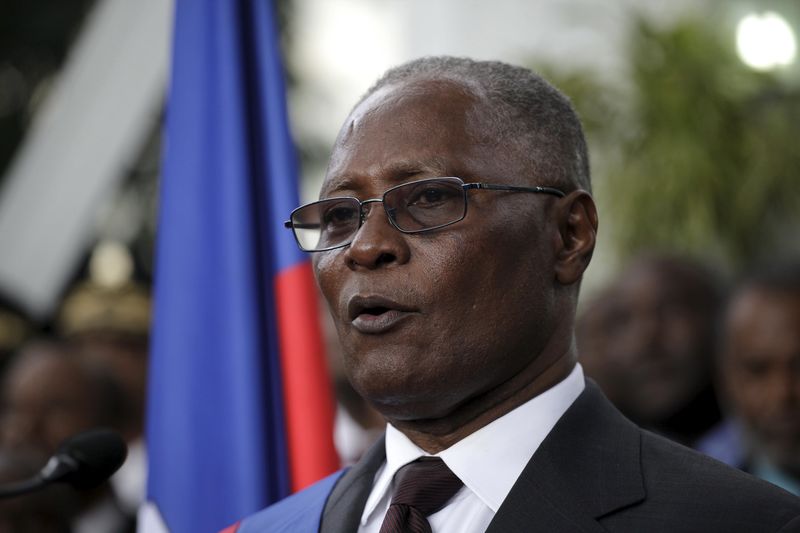 © Reuters. حلفاء اريستيد يبدون ابتهاجهم بتولي وزير داخلية سابق الرئاسة في هايتي