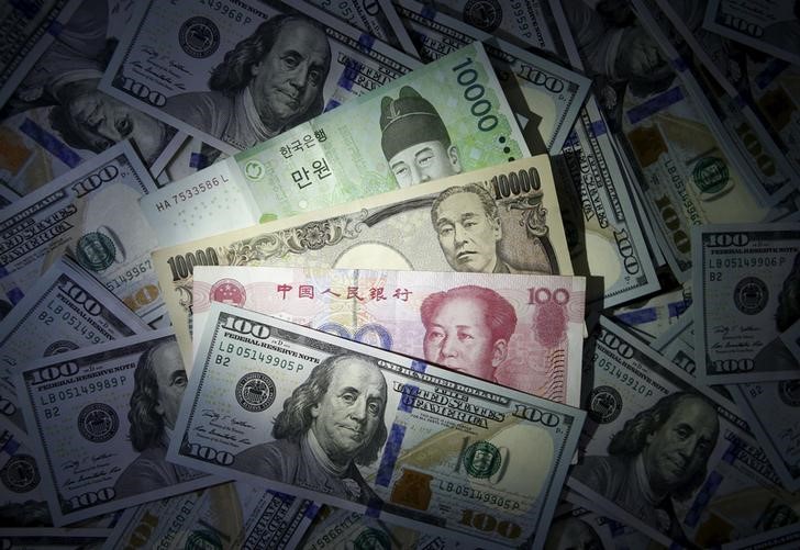 © Reuters. Южнокорейская вона, китайский юань и японская иена на фоне американских долларов