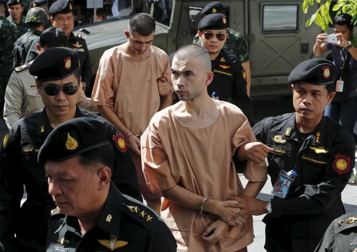 © Reuters. Suspects of Bangkok blast are escorted by soldiers and prison officers as they arrive at military court in Bangkok