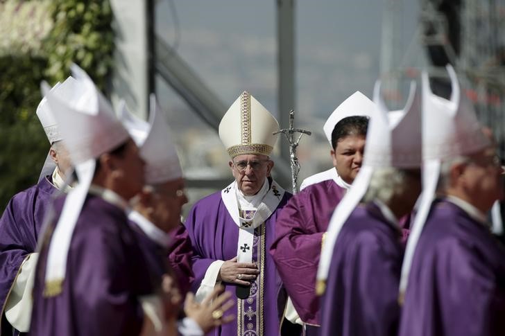 © Reuters. El Papa Francisco celebra misa ante cientos de miles en Ecatepec, México