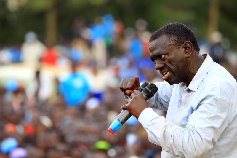 © Reuters. Uganda's leading opposition presidential candidate Kizza Besigye of the Forum for Democratic Change (FDC) party campaigns in Jinja industrial town