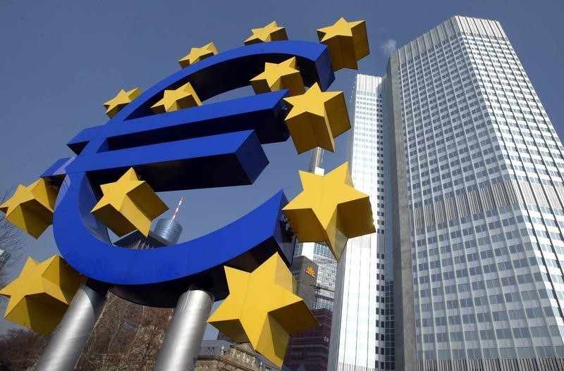 © Reuters. الفائض التجاري للاتحاد الأوروبي يرتفع في 2015 مع هبوط واردات الطاقة