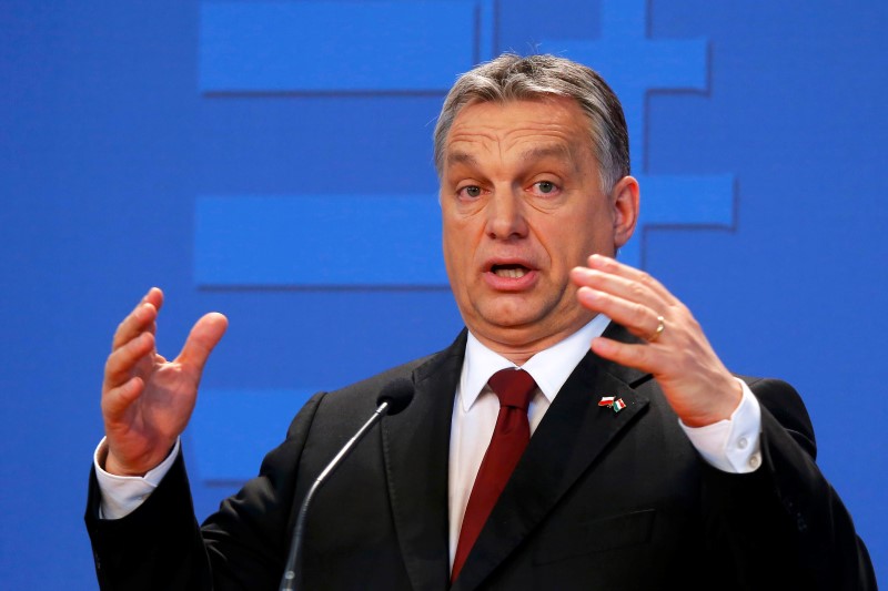 © Reuters. Hungarian Prime minister Orban speaks during a joint news conference with his Polish counterpart Szydlo after their meeting in Budapest