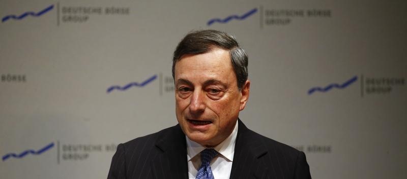 © Reuters. The President of the European Central Bank Draghi speaks during the new year's reception of Deutsche Boerse (German stock exchange ) at their headquarters in Eschborn