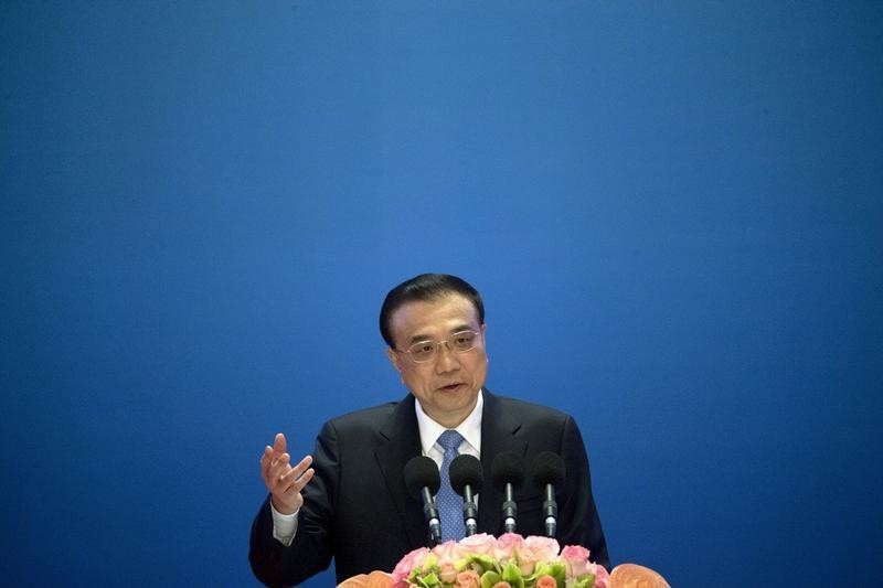 © Reuters. Primer ministro Li dice economía china afronta grandes desafíos e incertidumbres