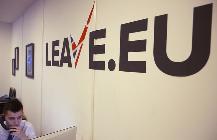 © Reuters. A worker answers a telephone in the office of Brexit group pressure group "Leave.eu" in London, Britain