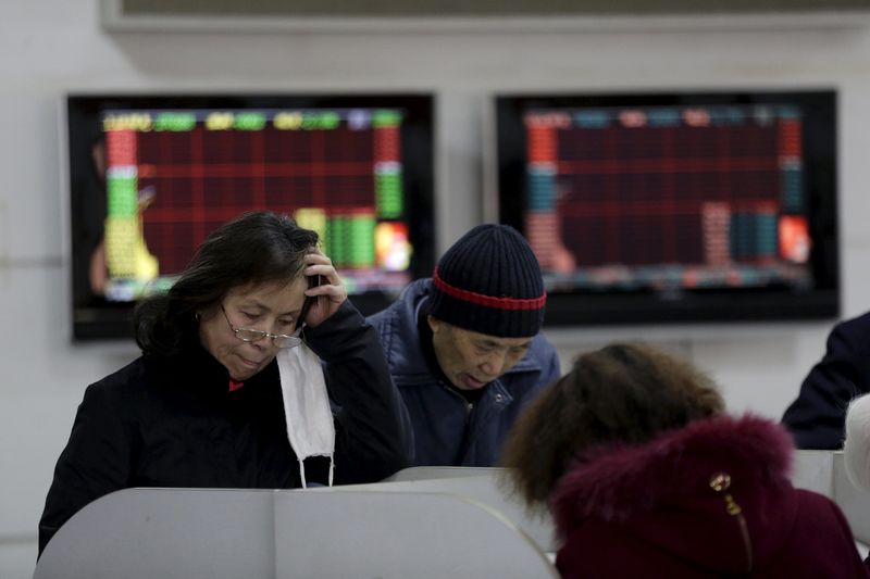 © Reuters. Investors look at computer screens showing stock information on the first trading day after the week-long Lunar New Year holiday at a brokerage house in Shanghai,