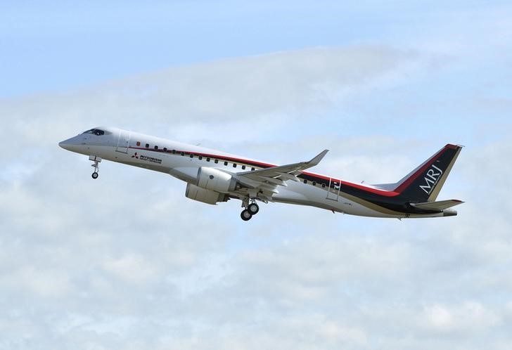 © Reuters. Mitsubishi Aircraft Corp's Mitsubishi Regional Jet (MRJ) takes off for a test flight at Nagoya Airfield in Toyoyama town, Japan