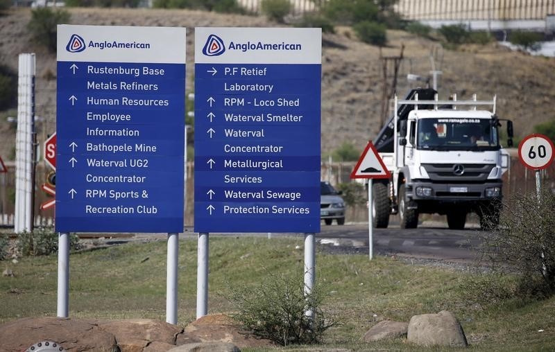 © Reuters. ANGLO AMERICAN SUSPEND SON DIVIDENDE 