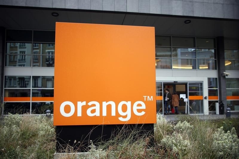 © Reuters. Il logo di Orange nel quartier generale di Parigi 