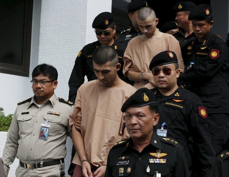 © Reuters. متهمان من الويغور ينفيان أمام المحكمة التايلاندية ضلوعهما في انفجار بانكوك